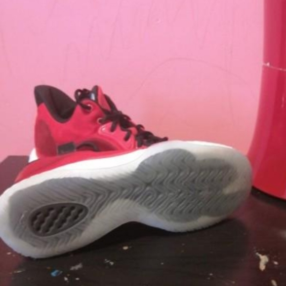 I'm selling red Kevin Durant basketball shoes - Picture 2 of 3